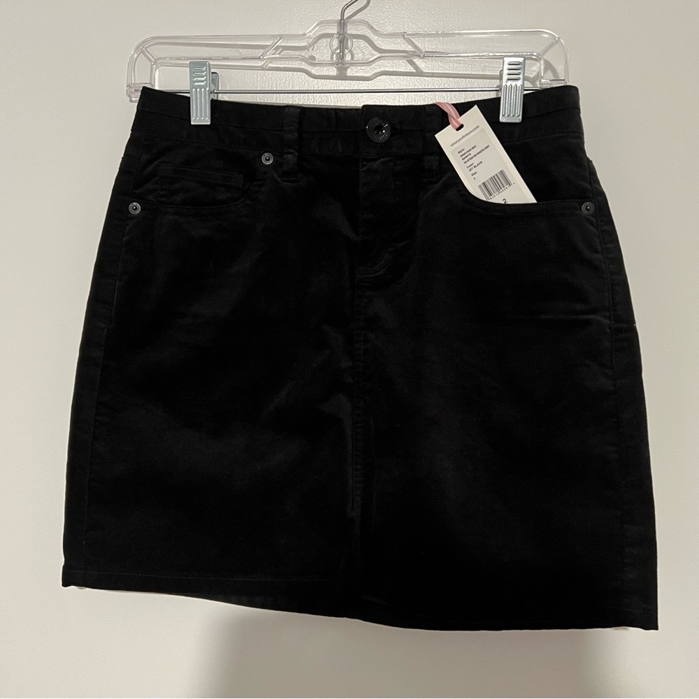 NWT. Women’s Vineyard Vines Black Velvet Skirt. Size 2